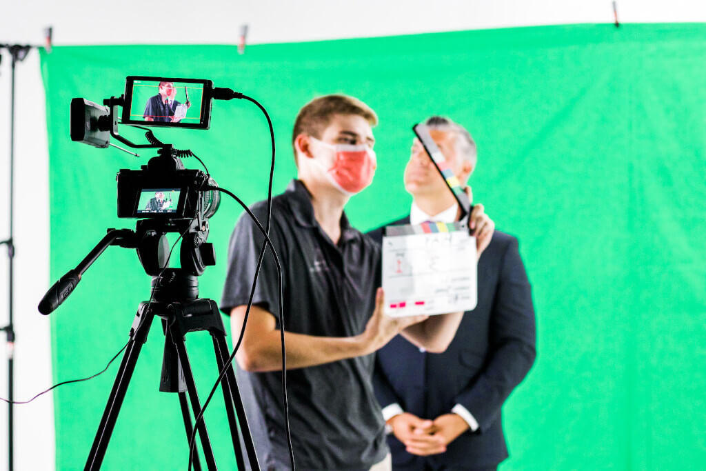 What Are the Benefits of Working With a Green Screen? 